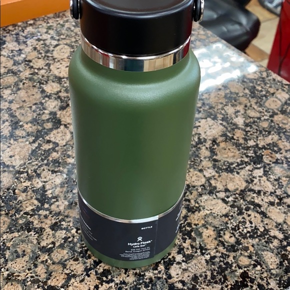 32 oz HydroFlask with wide mouth flex cap in olive - Picture 5 of 5